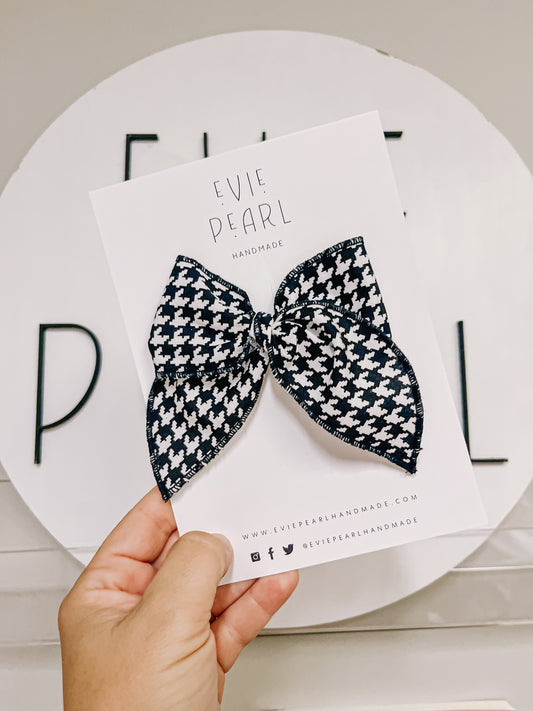 Medium Houndstooth Bow