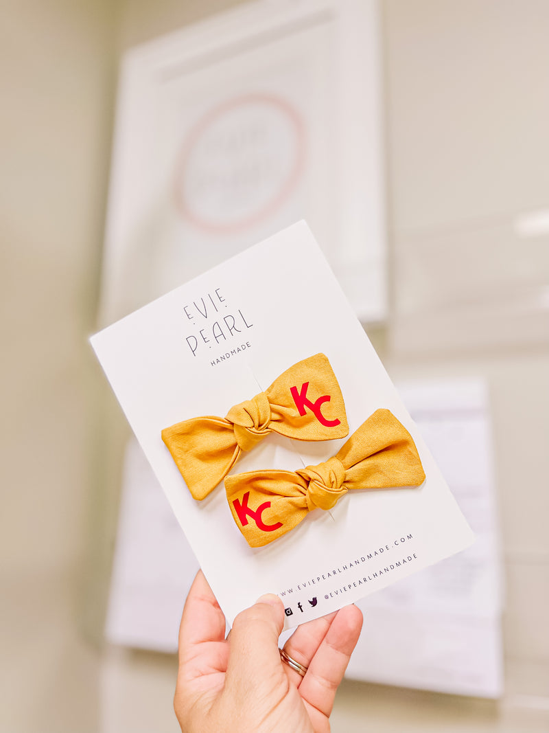 Gold KC knot bow pigtails